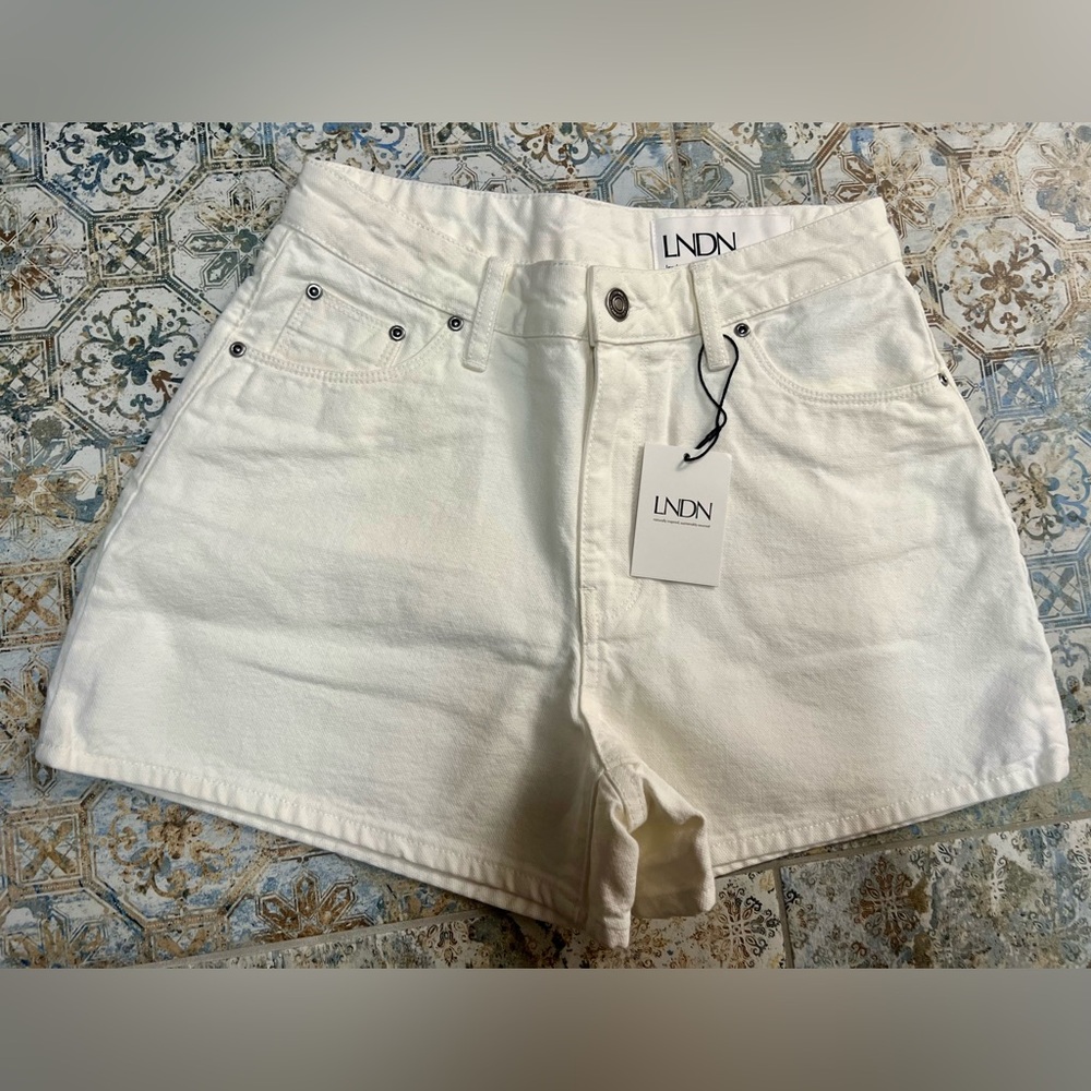LNDN White High rise Shorts